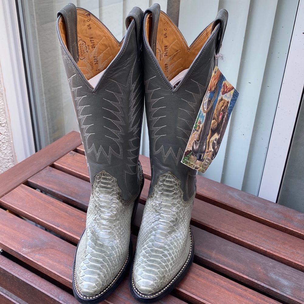 Nocona women’s vintage western boots. Gray snake, size 4 1/2 C.